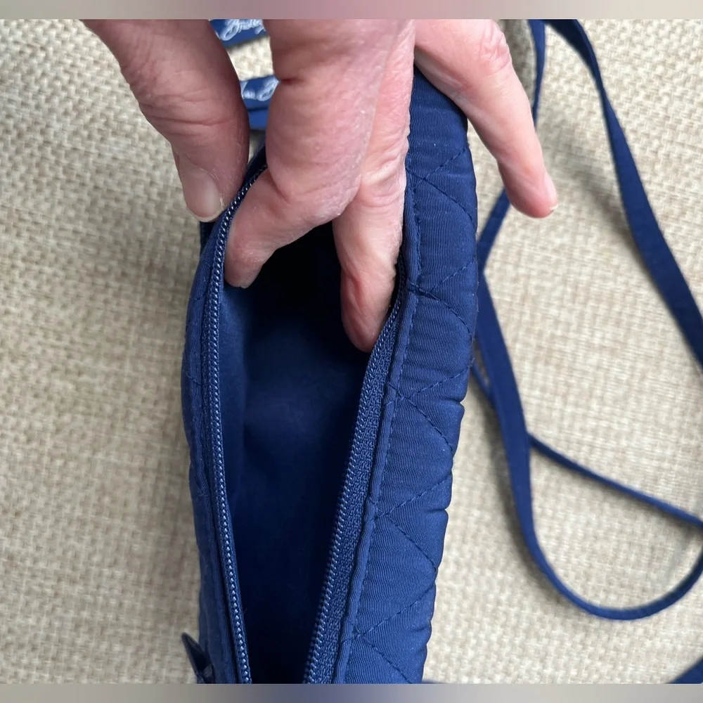Vera Bradley crossbody navy blue quilted,EUC 7.5x4.5x.5”, clean, no stains ⬇️ - Picture 8 of 13